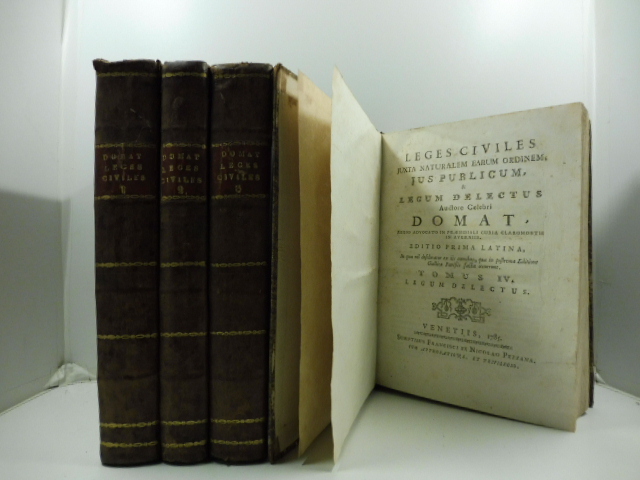 Leges civiles juxta naturalem earum ordinem jus publicum et legum delectus auctore celebri Domat Regio advocato in praesidiali curia claromonti in averniis. Editio prima latina. In qua nil desideratur ex iis omnibus, quae postrema editione gallica Parisiis facta occurrunt. Tomus I ( - IV).